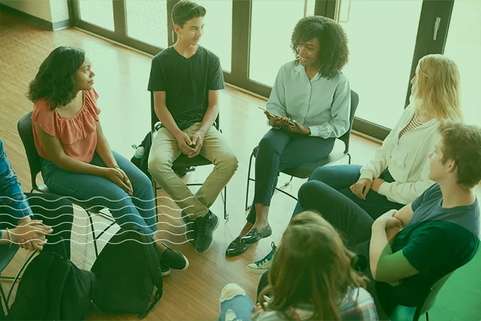 Estudantes conversando em sala de aula