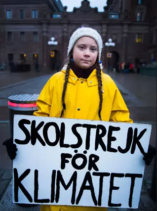 Greta Thunberg segura seu cartaz em frente ao parlamento sueco em 2018. No cartaz, lê-se em sueco "Skolstrejk för Klimatet", que traduzido para o português é "Greve Escolar pelo Clima".  

Crédito da imagem: Hanna Franzen, EPA-EFE/Shutterstock.com 
